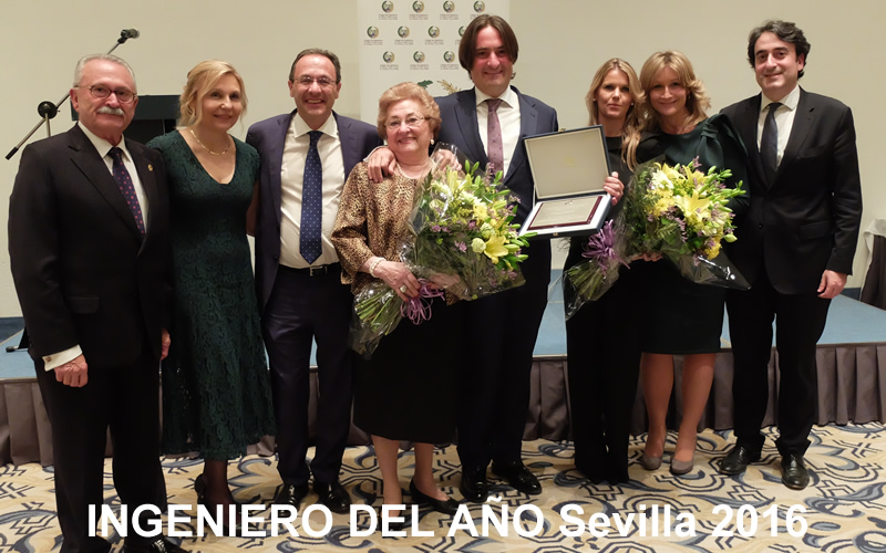 El director general de UG21,  Manuel González Moles, recibe el galardón del Ingeniero del Año Sevilla 2016
