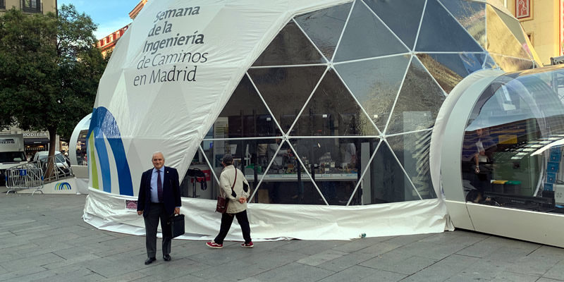 El Decano visita la exposición de la Semana de la Ingeniería en Madrid