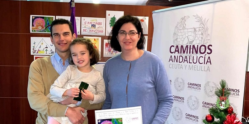 Eugenia Lara Penela, ganadora del VI Concurso de Christmas, recoge el cheque regalo acompañada de su familia
