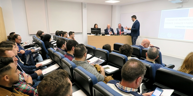 Los representantes de la Demarcación acercan a los alumnos de la EPS Algeciras sus opciones al salir de las aulas y los servicios del Colegio