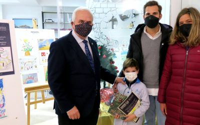 Agustín Argüelles del Río, de cinco años, recoge arropado por su familia el premio al mejor Christmas en la modalidad de Infantil