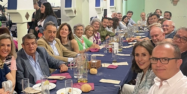 Cena y premios en un concurrido Corpus en la caseta de Emasagra en Granada