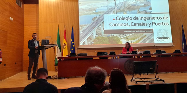 Luna Molina habla de precolegiación, prácticas laborales y empleo a los estudiantes de la ETSICCP de Granada