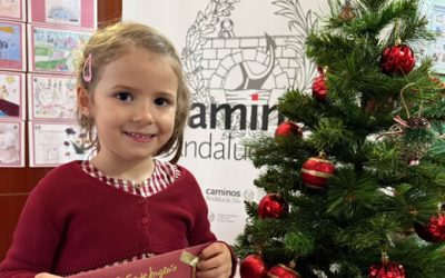 Marta Rueda, de 4 años, recoge el premio de la categoría Infantil del Concurso de Christmas