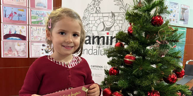 Marta Rueda, de 4 años, recoge el premio de la categoría Infantil del Concurso de Christmas