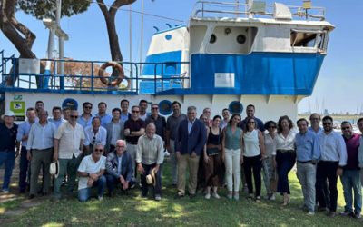 Los colegiados de Huelva y Sevilla se hermanan en una visita por las principales actuaciones del Puerto onubense