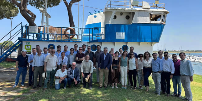 Los colegiados de Huelva y Sevilla se hermanan en una visita por las principales actuaciones del Puerto onubense
