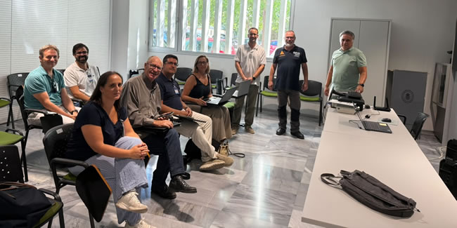 El grupo de colegiados voluntarios revisa más de medio centenar de edificios afectados por los terremotos en Granada