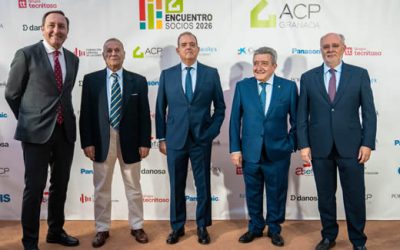 Marina Moreno asiste a la entrega de premios de la ACP de Granada, con un Ingeniero de Caminos galardonado